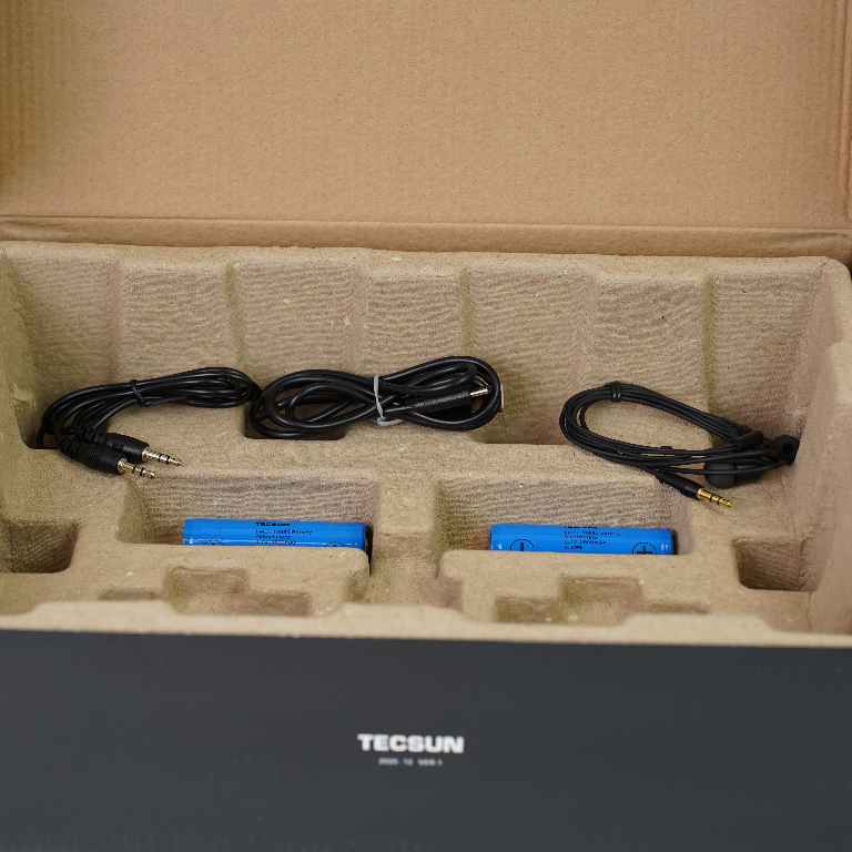 Внутренняя часть фирменной упаковки с комплектаций всеволнового радиоприёмника Tecsun H-501x